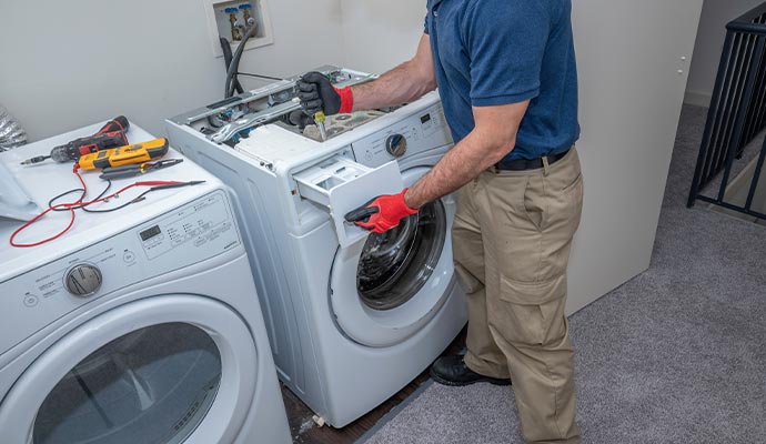 Professional repairing washing machine