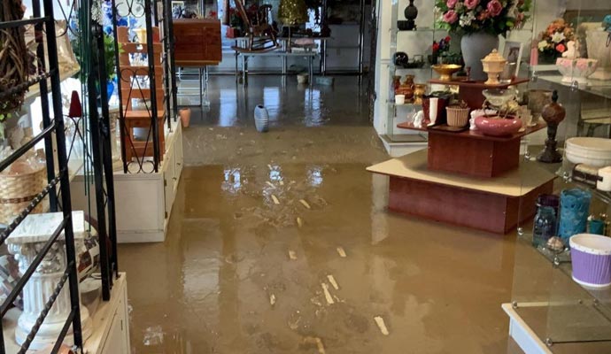 Store floor cover with water